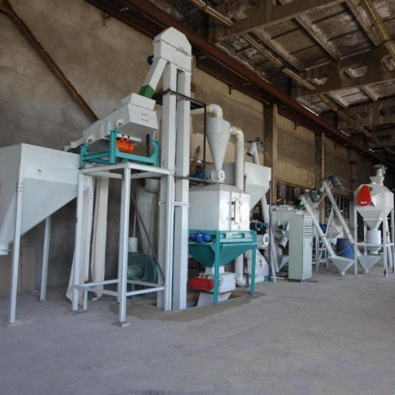 1000kg/H خط إنتاج الكريات الغذائية كسارة خلط الحبيبات تبريد التعبئة 5in1