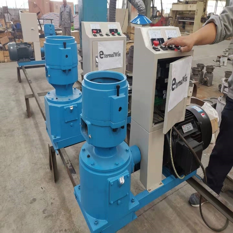 آلة صناعة الكريات الغذائية على نطاق صغير 4KW محرك كهربائي نوع طاحونة طعام الحيوانات
